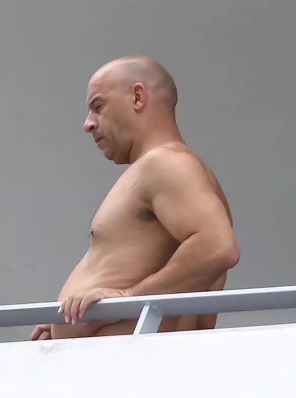 El actor fue captado por los paparazzi fumando afuera de su balcón mostrando una panza que causó conmoción.