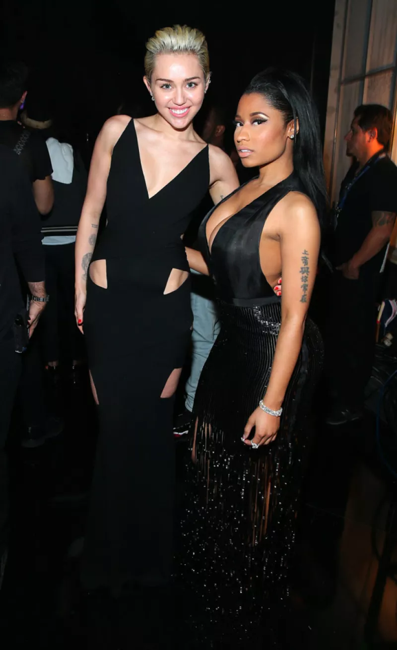 Las dos estrellas tuvieron un enfrentamiento en los VMAs, pero al parecer no terminará ahí, pues aseguran que Nicki está dispuesta a seguir confrontando a Miley.