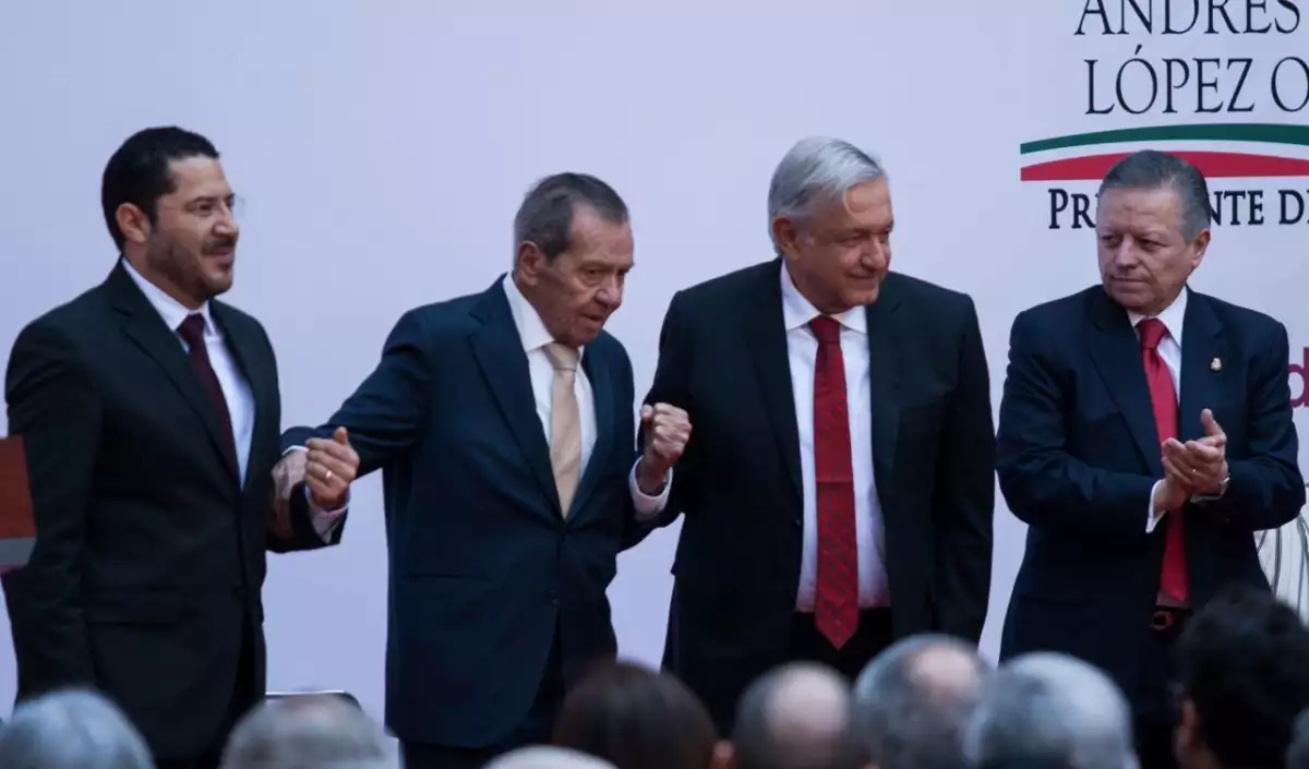 Andrés Manuel López Obrador, presidente de la República, y Arturo Zaldívar Lelo de Larrea, durante el informe de trabajos a 100 días del inicio de la actual administración