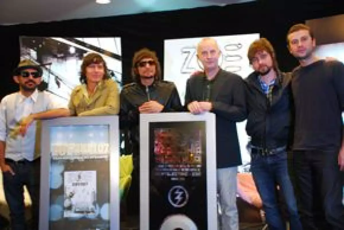 Emi Music les entregó un disco un disco de Oro por el DVD 281107 y uno de Platino por el disco Reptilectric.