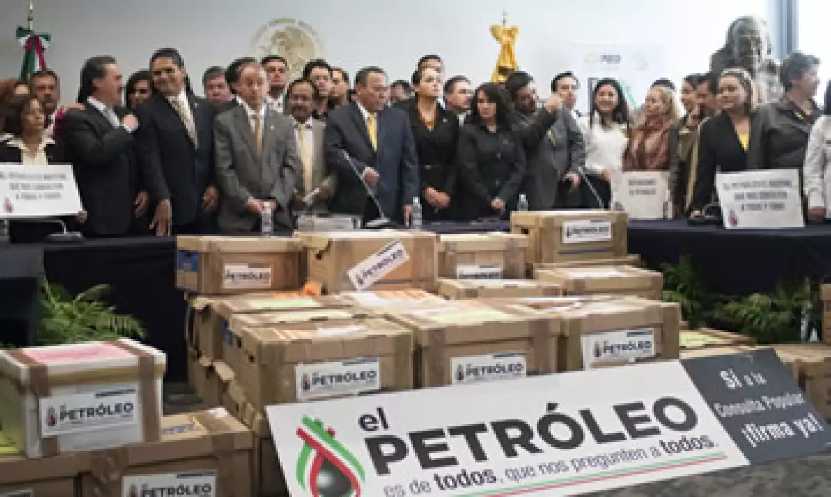 El senador del PRI, Emilio Gamboa, aseguró que antes de discutir la reforma energética, se enfocarán a sacar primero la reforma política. (Foto: Cuartoscuro)