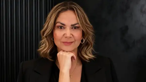 Rostro de Alejandra León Gastélum vestida de negro y con mano derecha en el mentón.jpg