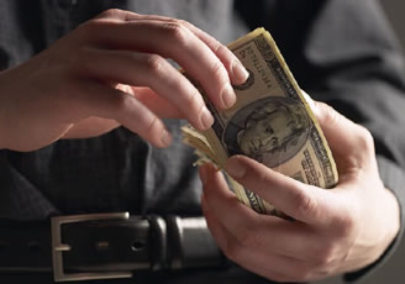 El dólar estadounidense mantiene su racha ganadora frente al peso. (Foto: Jupiter Images)