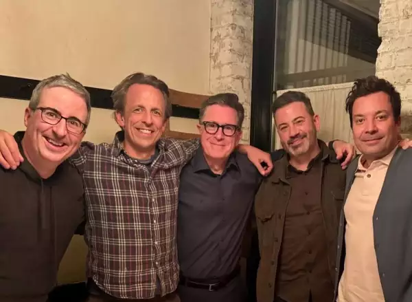 Los presentadores de programas nocturnos de la televisión estadounidense John Oliver, Seth Meyers, Stephen Colbert, Jimmy Kimmel y Jimmy Fallon