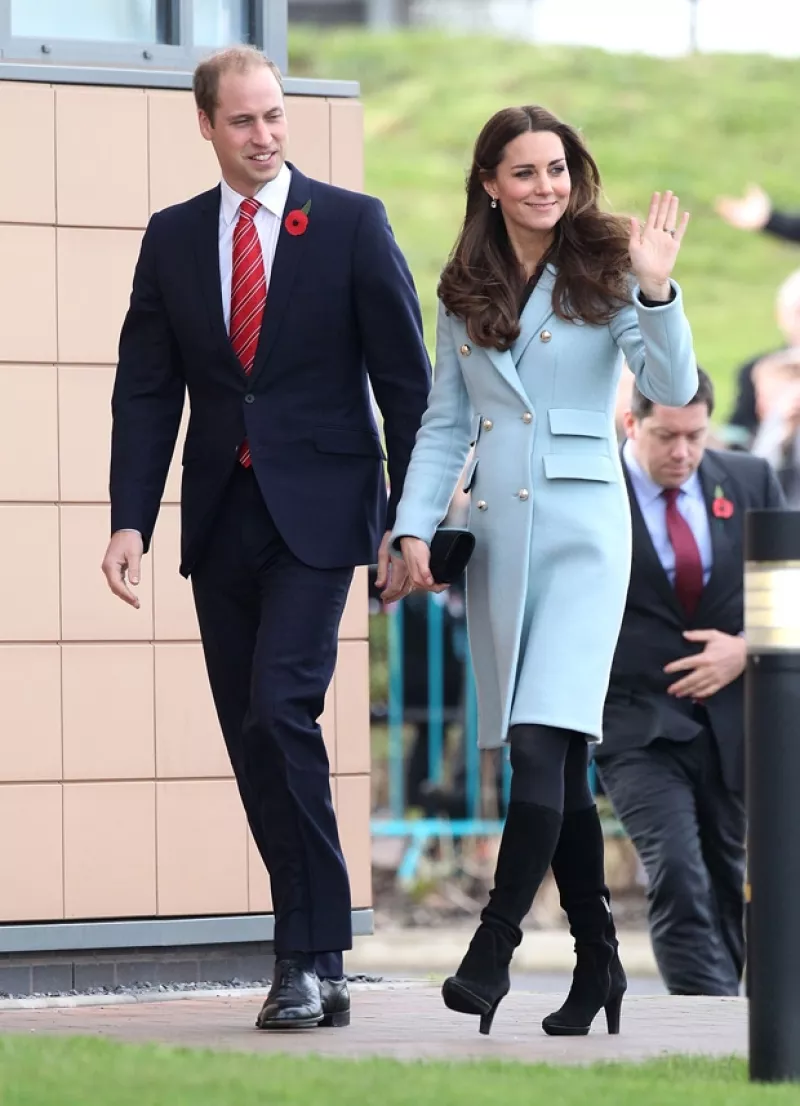 En un compromiso con el príncipe Guillermo, Kate Middleton dejó lucir una vez más su embarazo, esta vez más notable en un otoñal outfit.