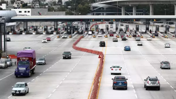 Cientos de personas arribaon y salieron por la Caseta de Tlalpan, esto en el marco de las festividades por fin de año.