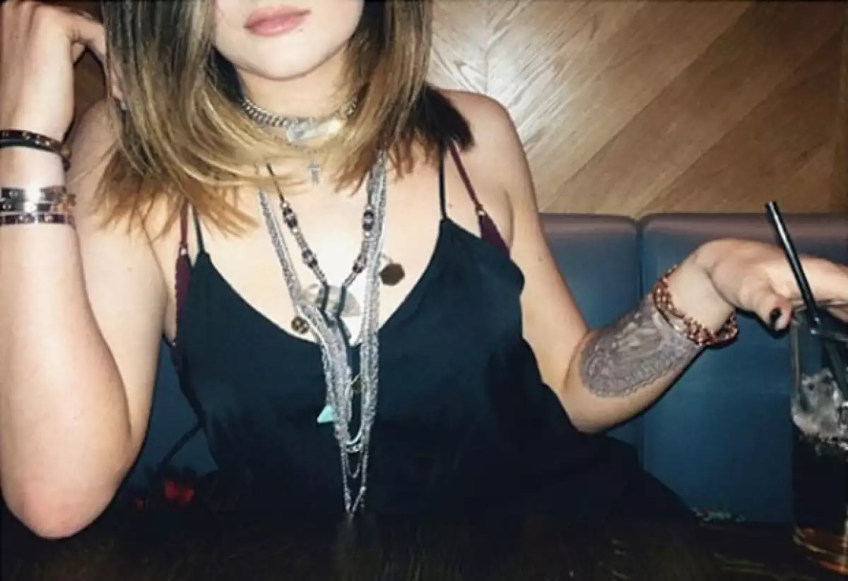 La menor del clan Kardashian-Jenner compartió una fotografía en Instagram de un grabado en su antebrazo, el cual ha despertado dudas sobre si es temporal o permanente.