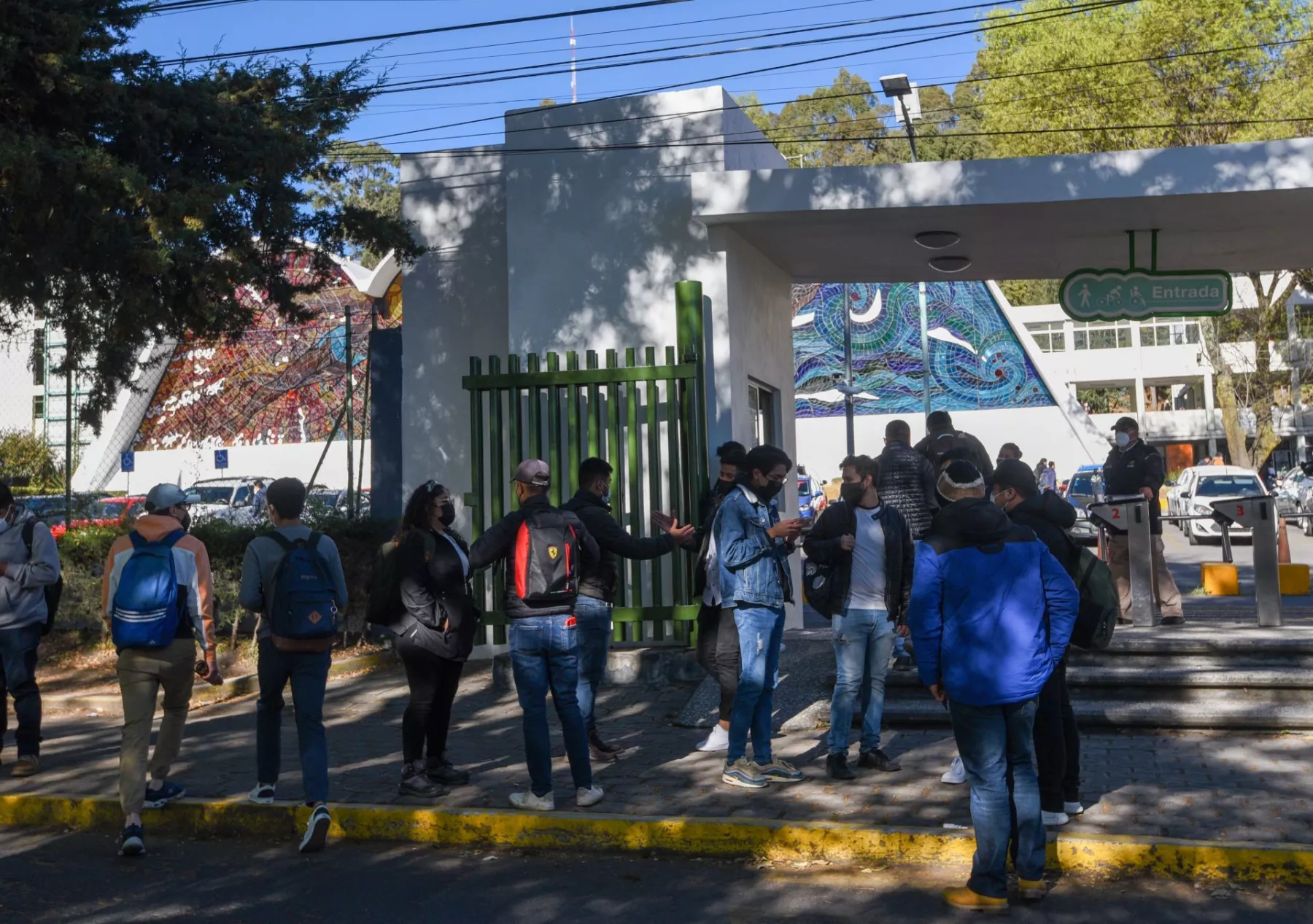 Estudiantes de la UAEMéx regresaron a clases presenciales después de 2 años de permanecer en sus hogares tomando clases virtuales, en todo momento se siguen las medidas higiénicas para evitar contagios por COVID-19.