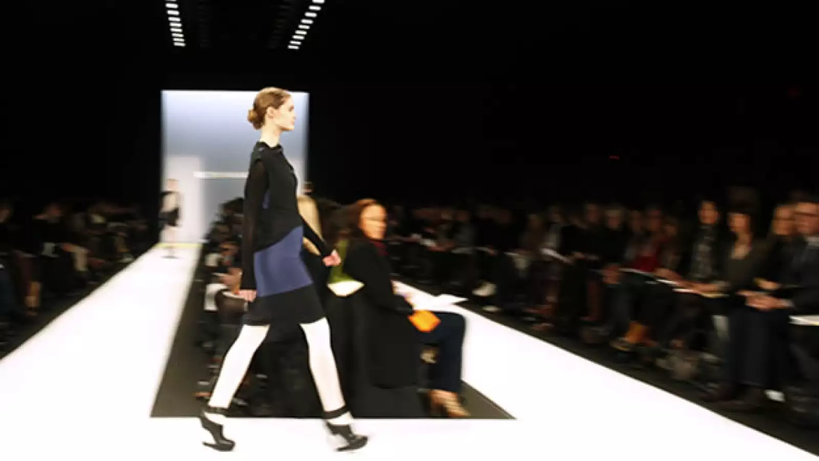 pasarela de bcbg azria en la semana de la moda de ny