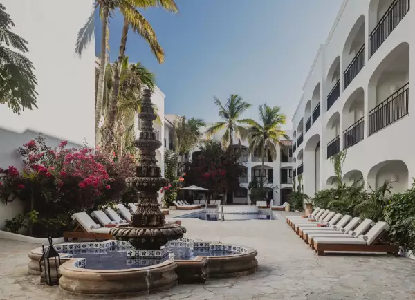 Foto del interior del hotel Tropicana Los Cabos recién remodelado y reabierto al público en el centro de San José del Cabo.