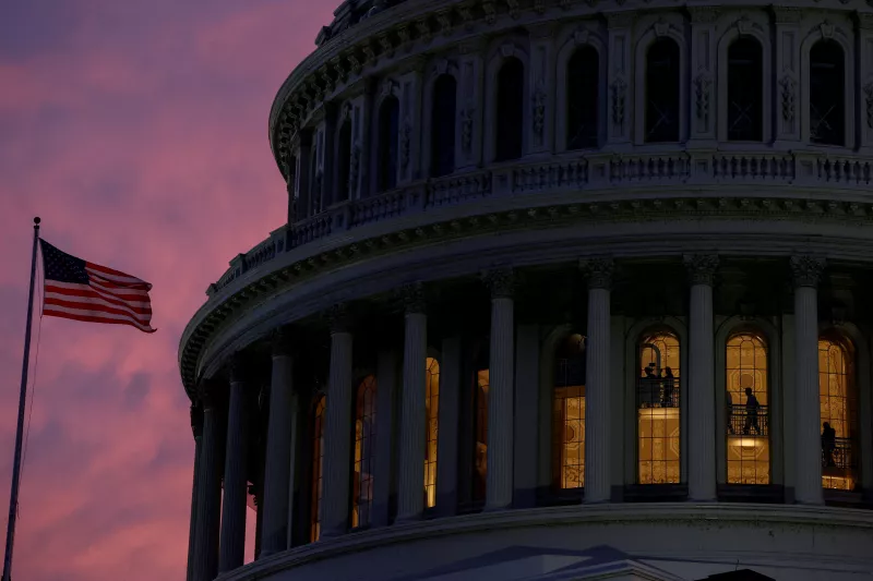 La gente camina dentro de los pisos superiores de la rotonda del edificio del Capitolio de los Estados Unidos al atardecer en Washington.