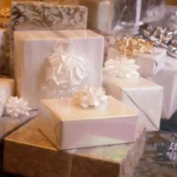 La pareja abrió una mesa de regalos en una lujosa y exclusiva tienda, la cual solicita la clave incluida en la invitación para poder acceder a la lista de los obsequios