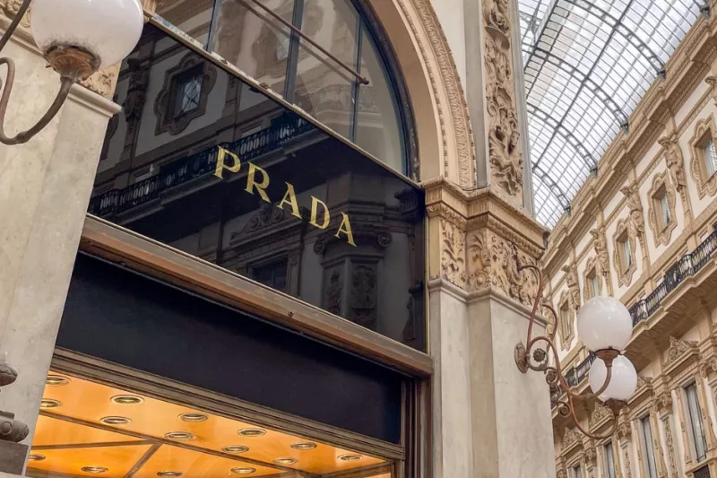 Prada compra Versace y refuerza el lujo ‘made in Italy’ con esta alianza