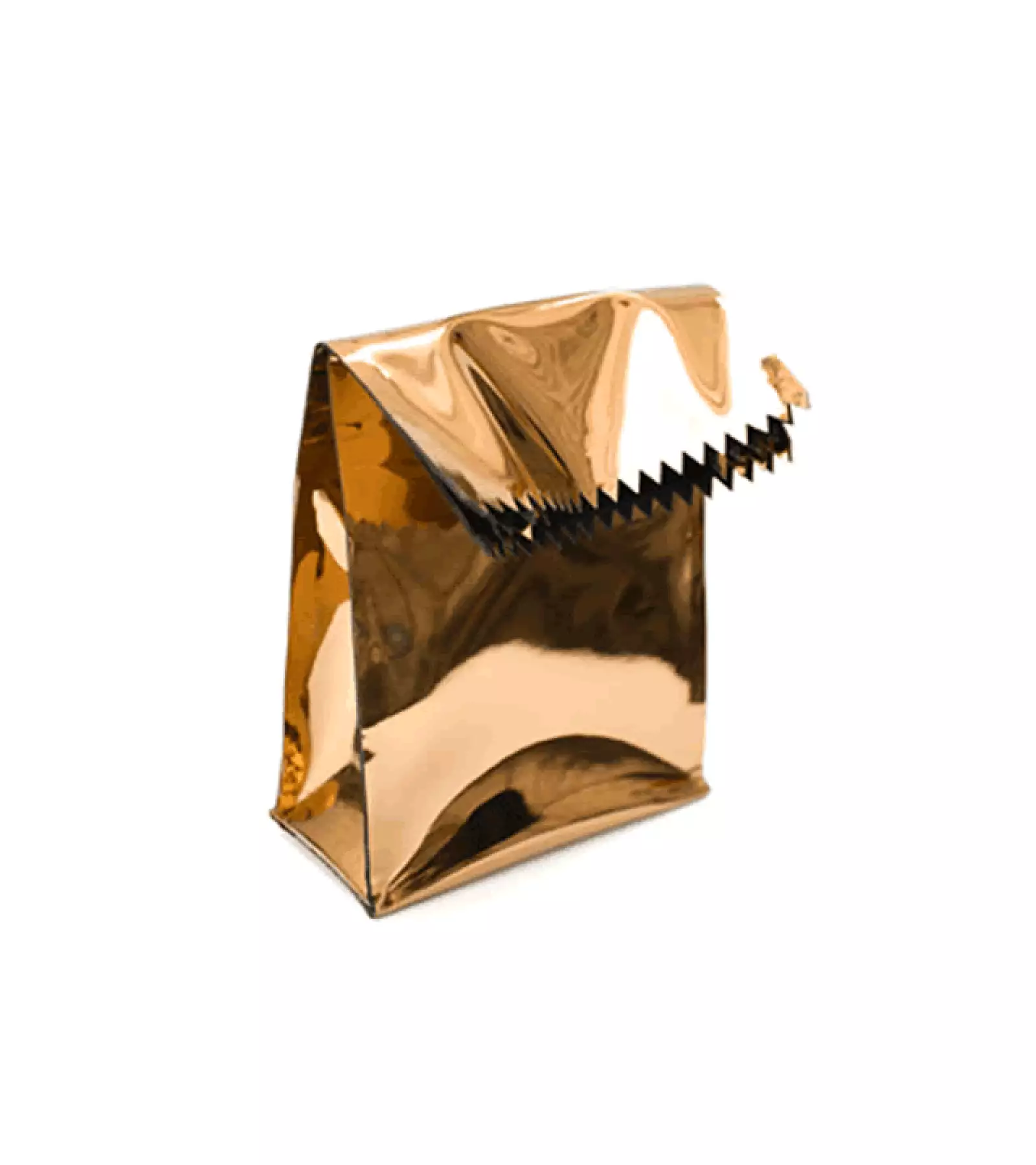 Este original clutch tipo bolsa de lunch le dará el toque edgy a tu look.