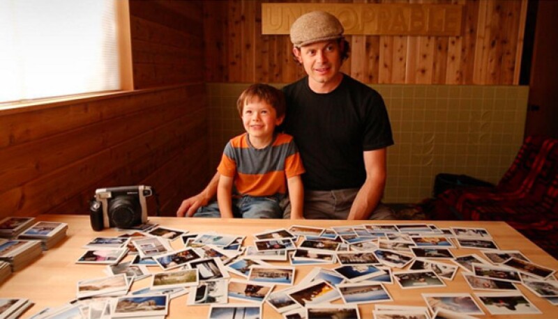 Su papá es reportero gráfico de National Geographic, y Haw es fotógrafo de esta misma revista, el fotógrafo más joven del mundo.