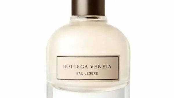 Eau Legère, Bottega Veneta- Para una personalidad individualista e independiente, ésta es la opción. Su aroma es una sofisticada mezcla de bergamota, pimienta rosa, jasmín, notas de gardenia, patchouli y madera de roble .