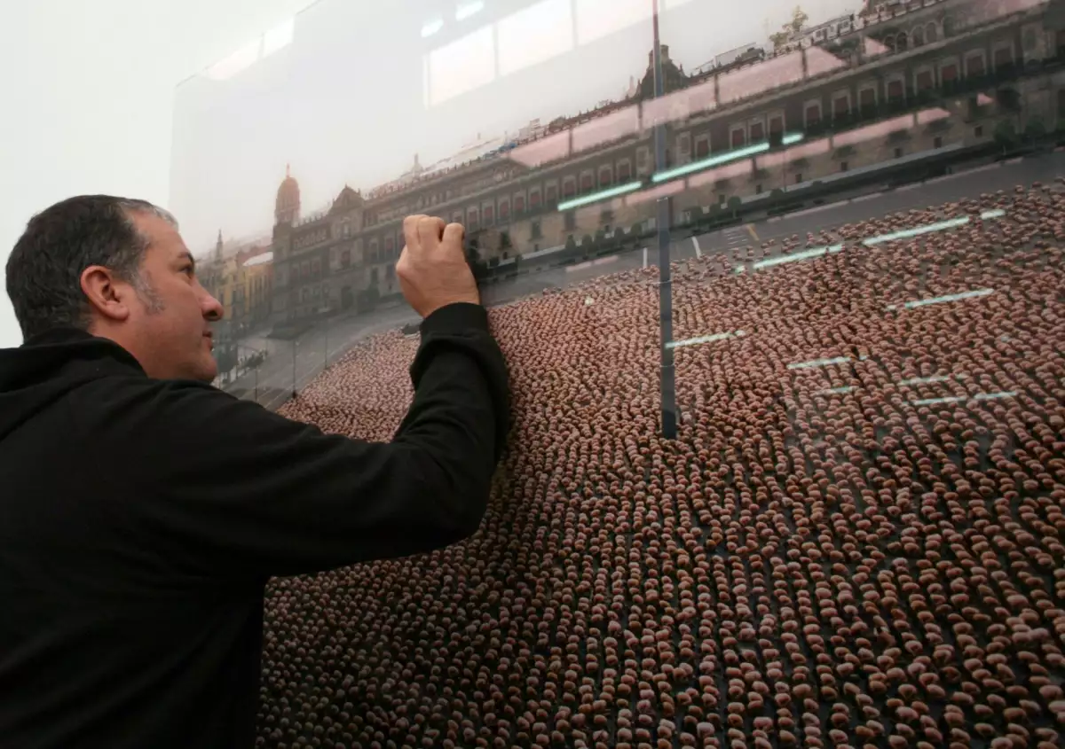 MÉXICO,D,F.,26 OCTUBRE2007.- El artista de Instalación Spencer Tunick dió un recorrido en lo que será la exposición Tunick en el Zócalol 2007 , previó a su inaguración que será el día de mañana.
FOTO: SASHENKA GUTIERREZ/CUARTOSCURO.COM