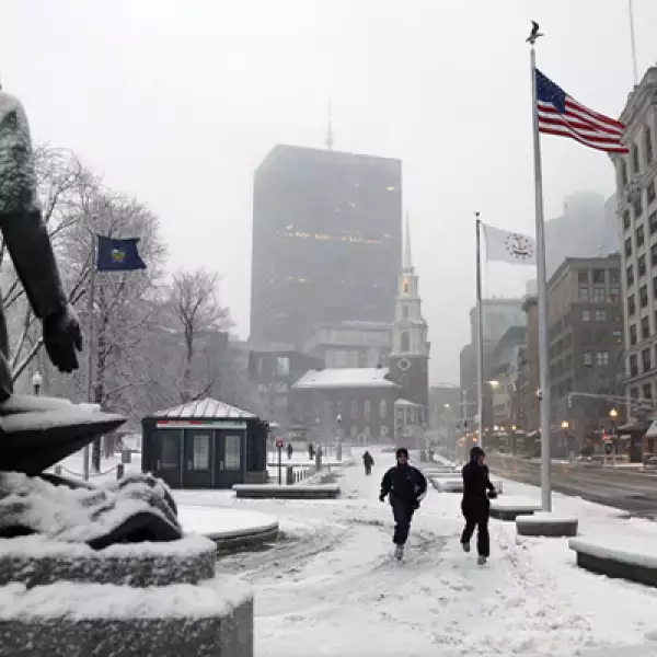 La visibilidad está severamente reducida, por lo que se han cancelado vuelos de diversas aerolíneas. Un par de corredores hacen ejercicio en Boston.