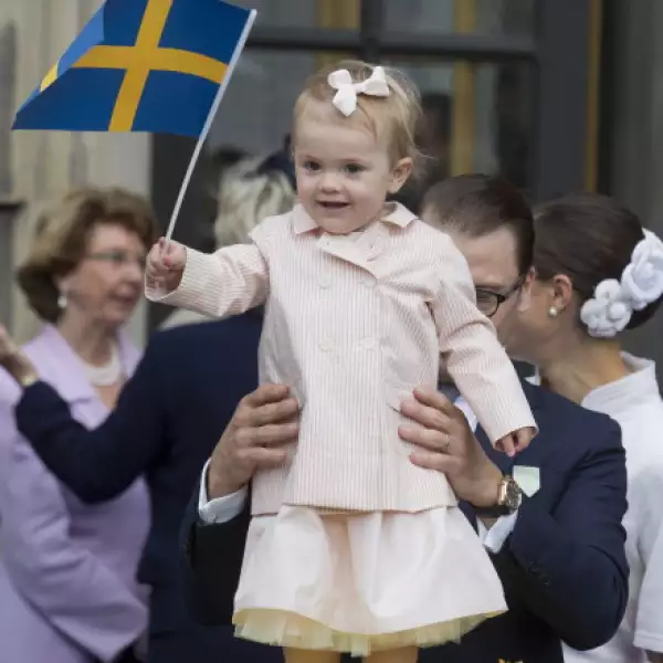 Princesa Estelle, 2º en la línea de sucesión. No cabe duda que viendo una foto de pequeñas, Estelle es muy parecida a su madre.