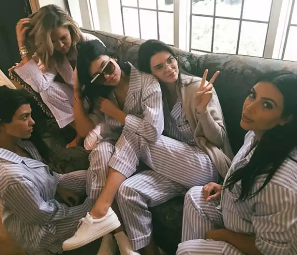 Kim siguió la tendencia de su hermana y se unió al baby shower en pijamas.