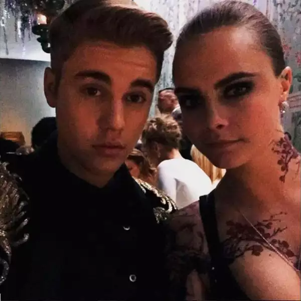 Justin Bieber junto a su gran amiga Cara Delevingne.
