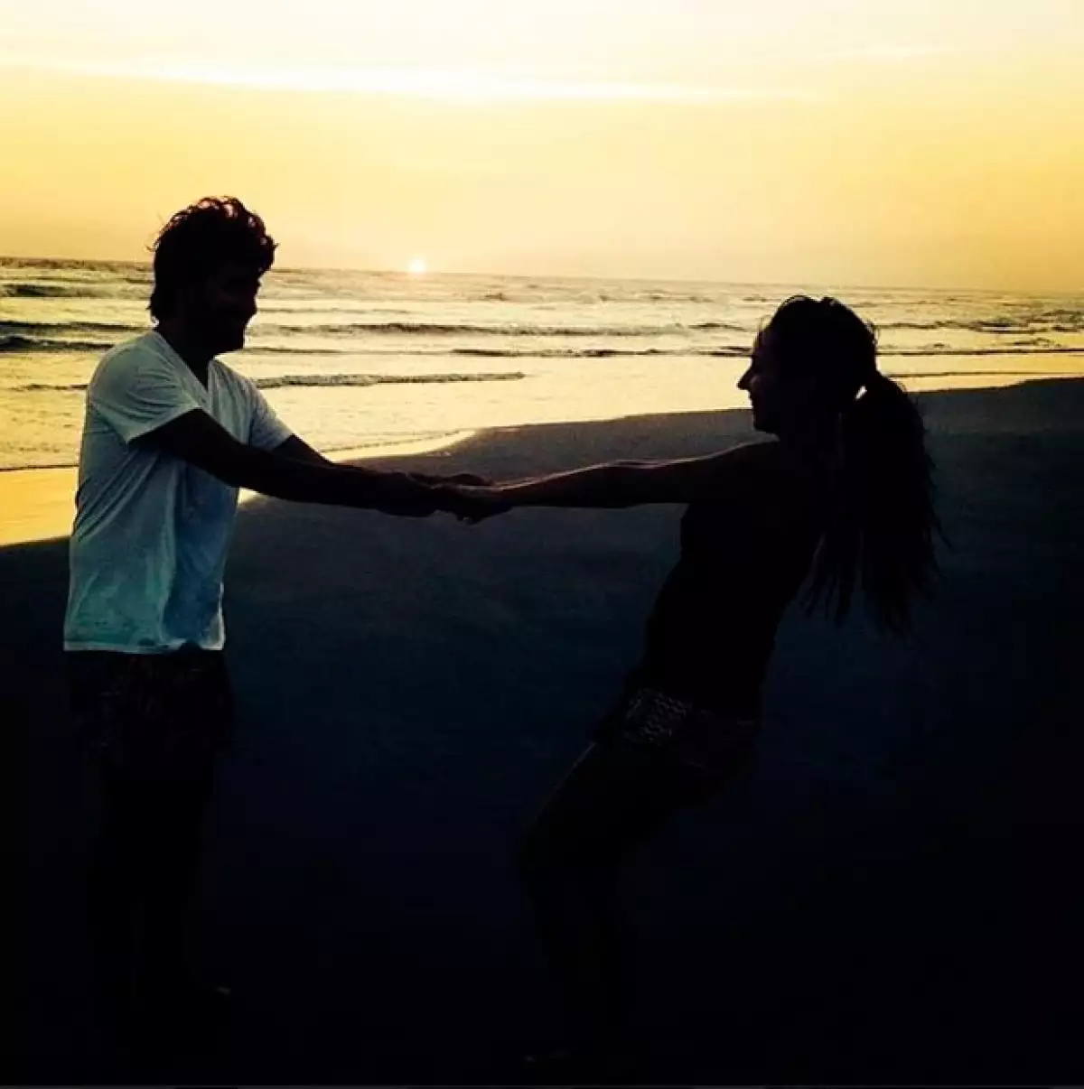 La conductora compartió a través de Instagram una fotografía en donde la vemos paseando por la orilla del mar, al lado de su prometido Victor Manuel, teniendo como fondo la puesta de sol.