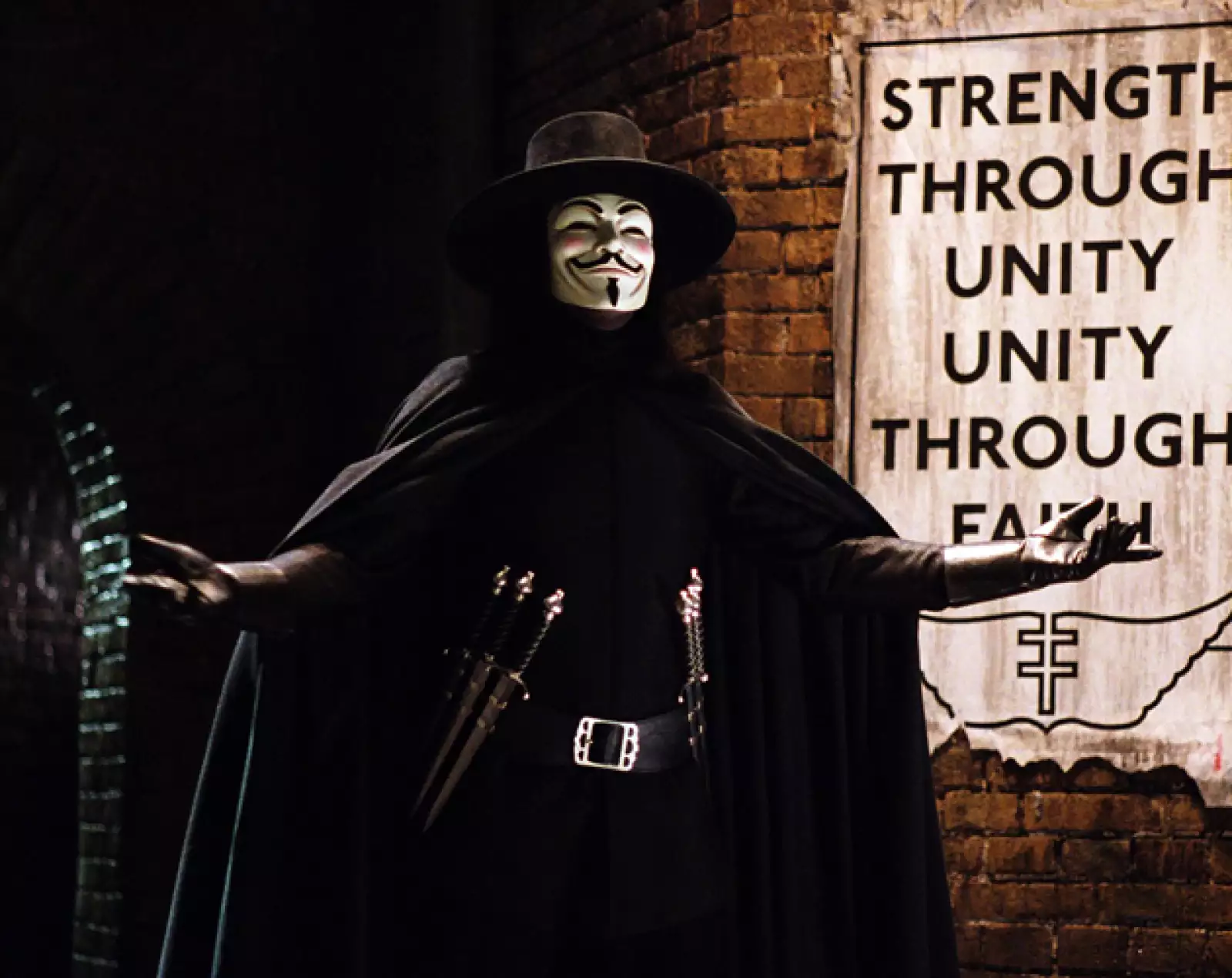 El look está claro, ¿no? Vístete todo negro y consigue una capa. Si no tienes una capa, ve a comprar un pedazo de tela. No es necesario que tengas la máscara, puedes ir a comprar pintura blanca y n...