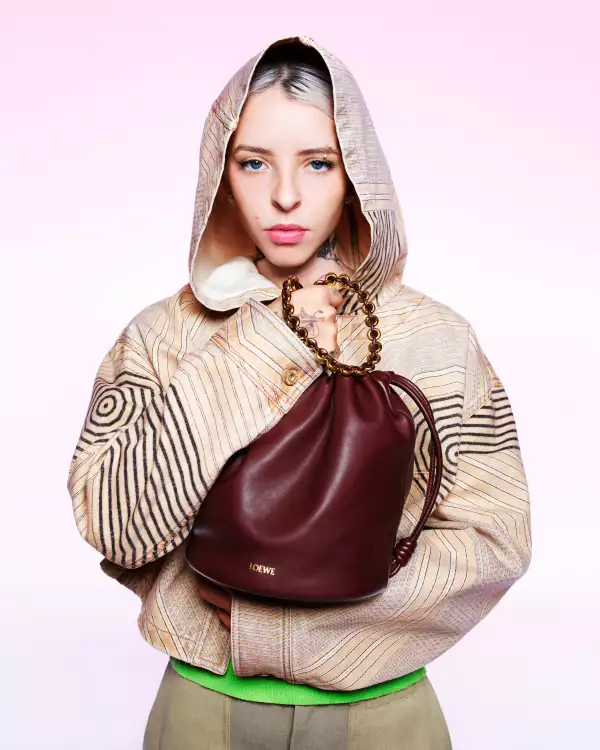 Young Miko en la nueva campaña de Loewe Paula's Ibiza