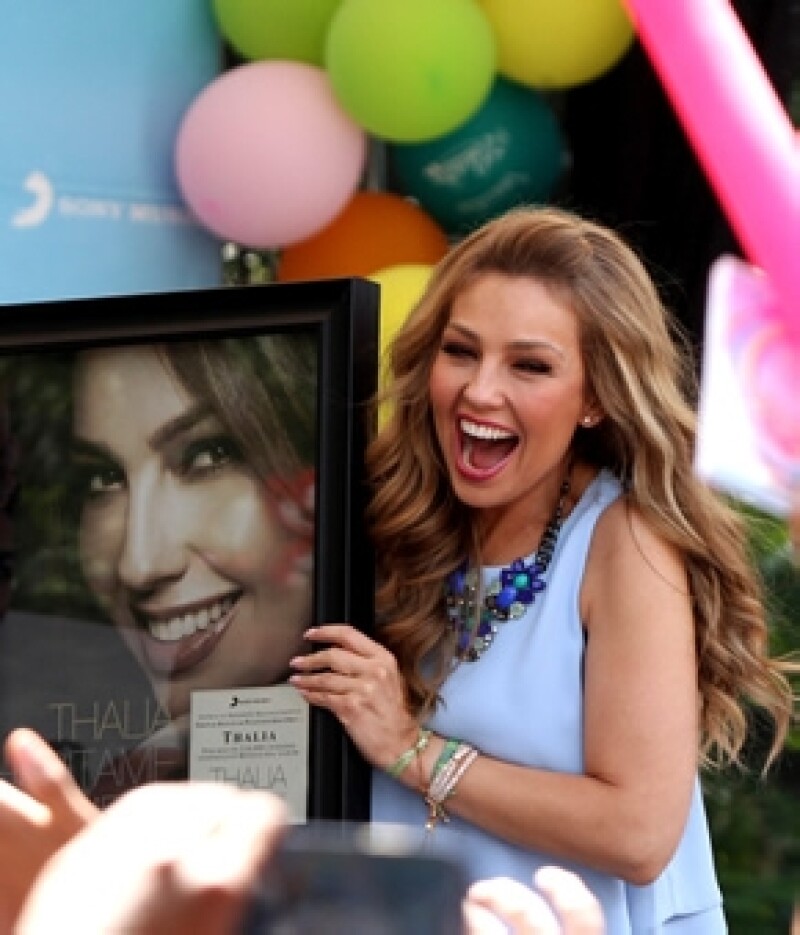 La cantante mexicana considera que deberían hablar al menos dos idiomas y el español sería lo más indicado, ella dice que su disco “Viva Kids” podría ayudar a hacerlo.