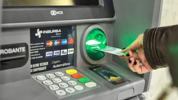 Mujer ingresa tarjeta a cajero Inbursa.