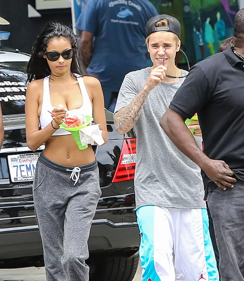 A pesar de haber ganado un premio durante la noche, el cantante decidió quedarse en Los Ángeles y pasar el día con una nueva amiga.