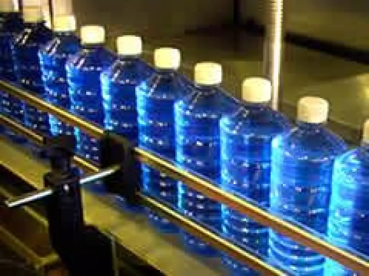 En el llenado de bebidas consiste en la esterilizaci�n del envase de PET a trav�s de un ba�o de per�xido de hidr�geno. (Jer�nimo Arteaga)