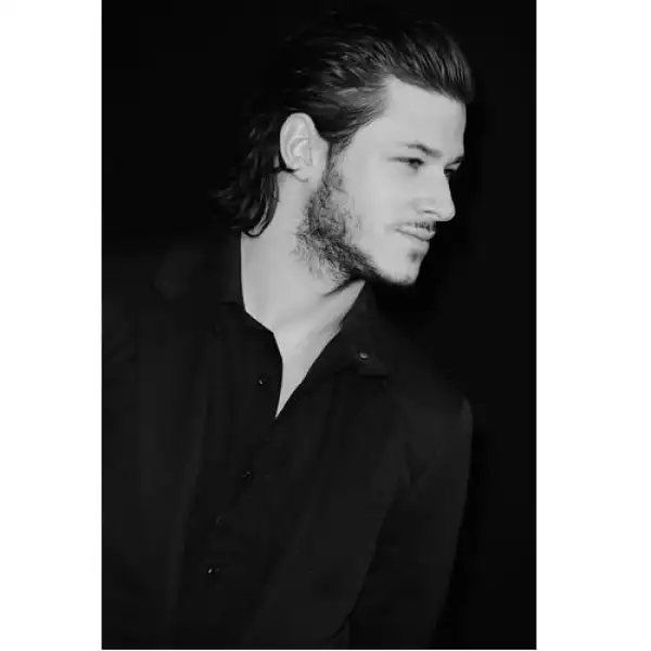 Lo que lo trajo a nuestro listado es la forma de siempre buscar verse masculino y juvenil.