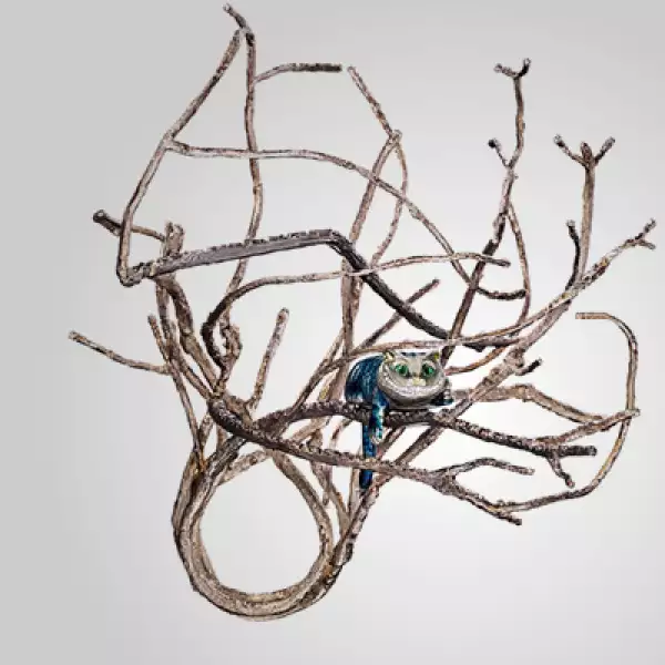 Flores vivas, hongos de colores, un pájaro del jardín topiario, el gato sonríete y hasta el dragón Jabberwocky, fueron los elementos elegidos por el equipo creativo de la joyería.