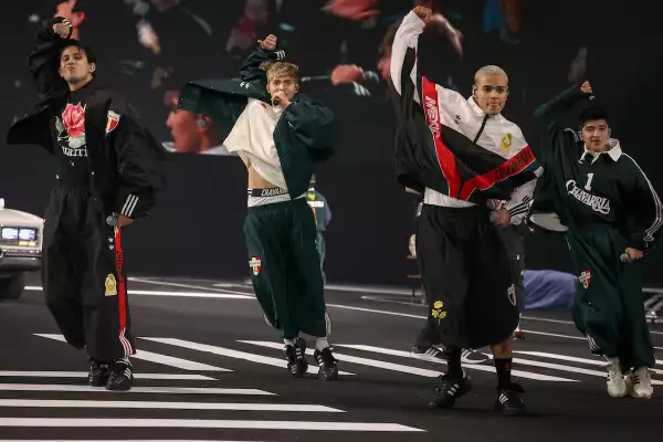 El desfile de Willy Chavarría en París Fashion Week brilló con talento latino: Santos Bravos, Mon Laferte, Lunay y El Malilla