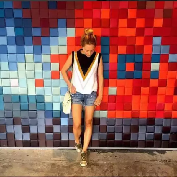 Flor Romo de pase en Hong Kong. Básico de verano: shorts de mezclilla.