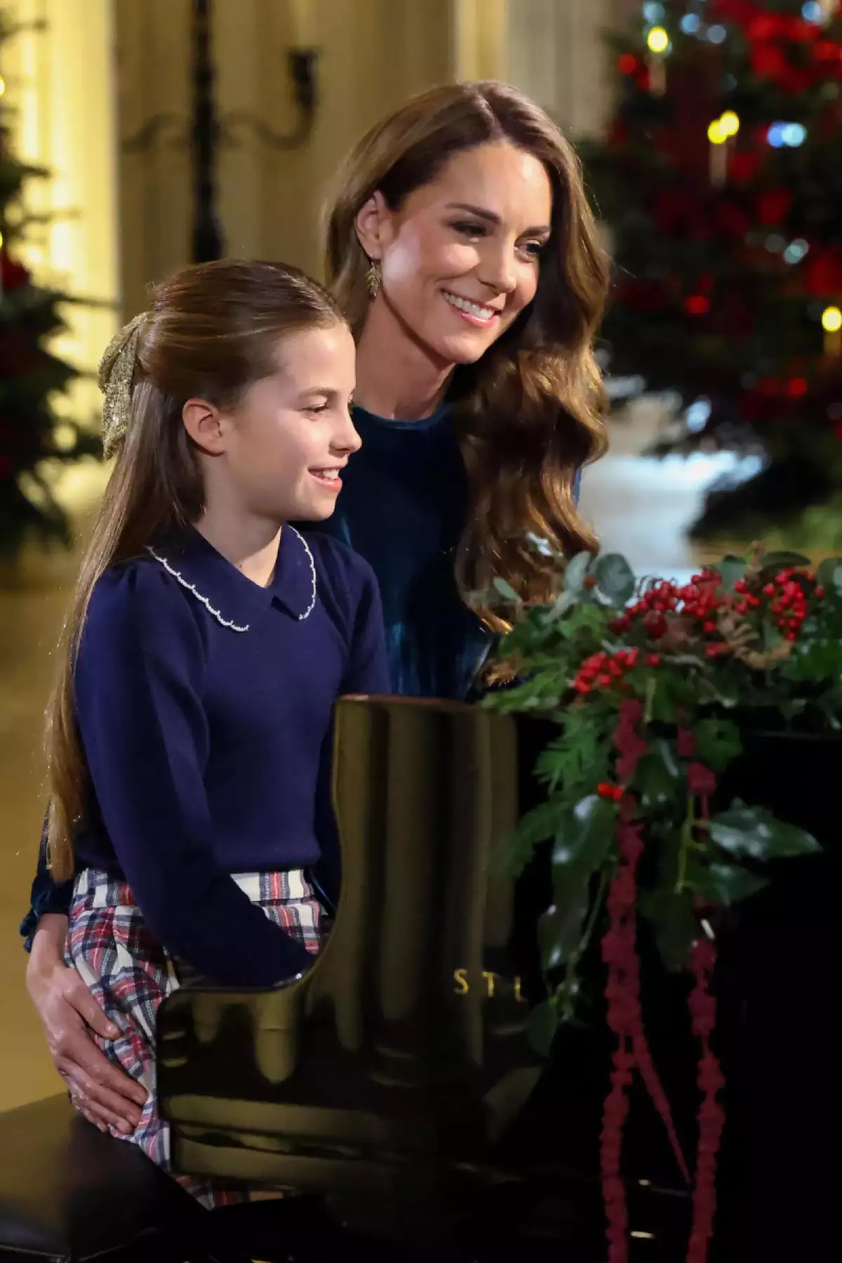 Kate Middleton y la princesa Charlotte tocan el piano en el concierto Together at Christmas presentado por la princesa de Gales