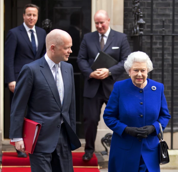 Sir Christopher Geidt y la reina Isabel II