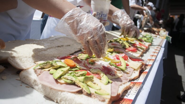 El evento fue inaugurado con la preparación de una torta de 62 metros de longitud y 750 kilos de peso que busca ingresar al libro del récord Guinness.