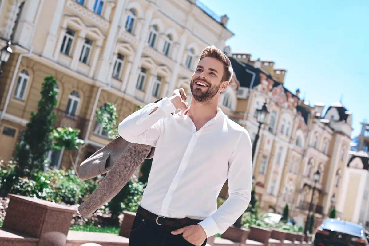 Cómo mantener una camisa blanca y reluciente: una guía básica