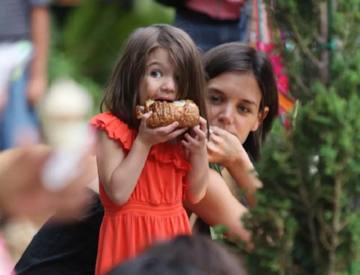 Suri Cruise disfritó de un postre después de pasar toda la tarde de compras con Katie.