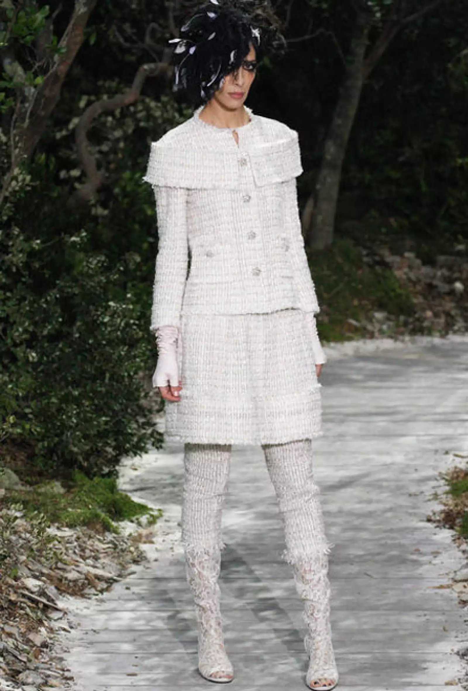 Karl Lagerfeld para Chanel retomó elementos clásicos de la casa como el tweed para crear femeninos conjuntos.