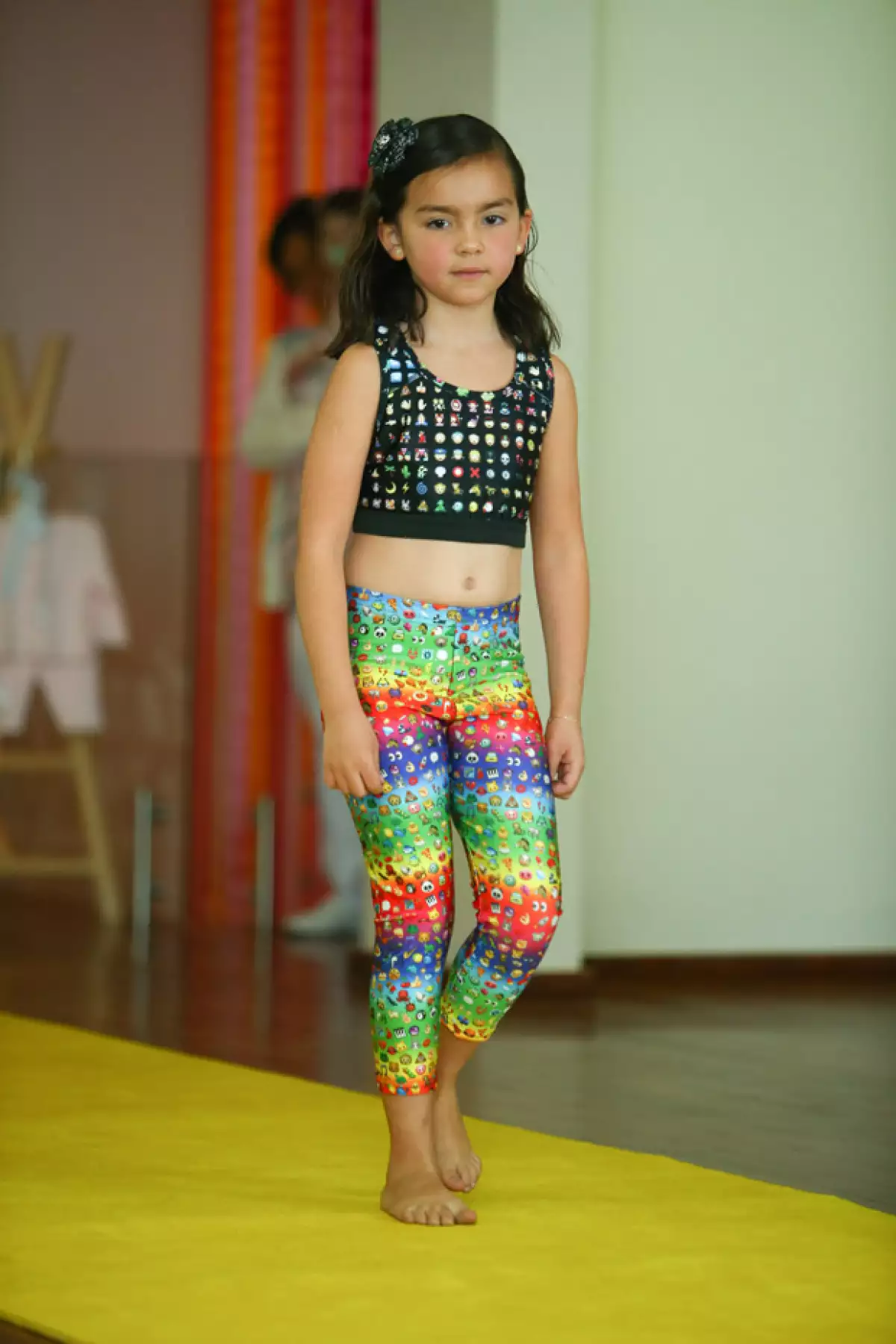 Valentina Gil desfilando unos leggings estampados en el desfile de Colibrí.