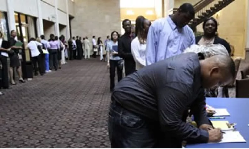 El promedio móvil de cuatro semanas de solicitudes cayó a 421,250. (Foto: AP)