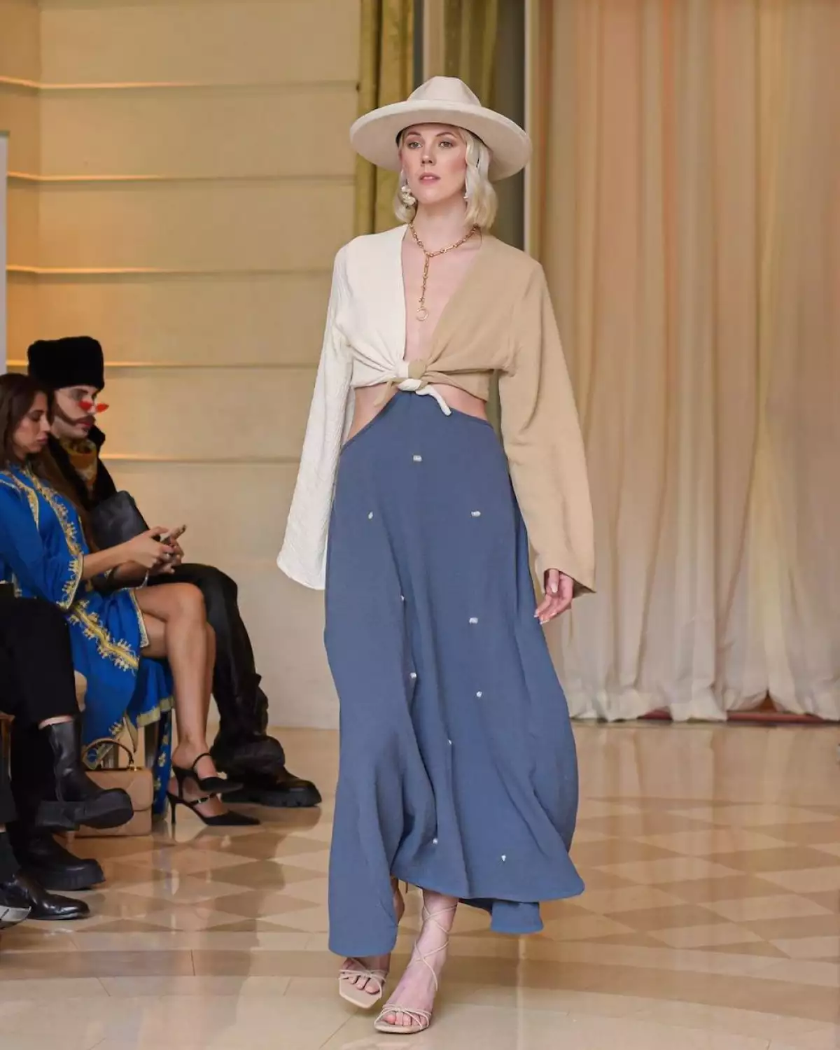 Modelo para contracorriente con un vestido tricolor desfilando en París. 