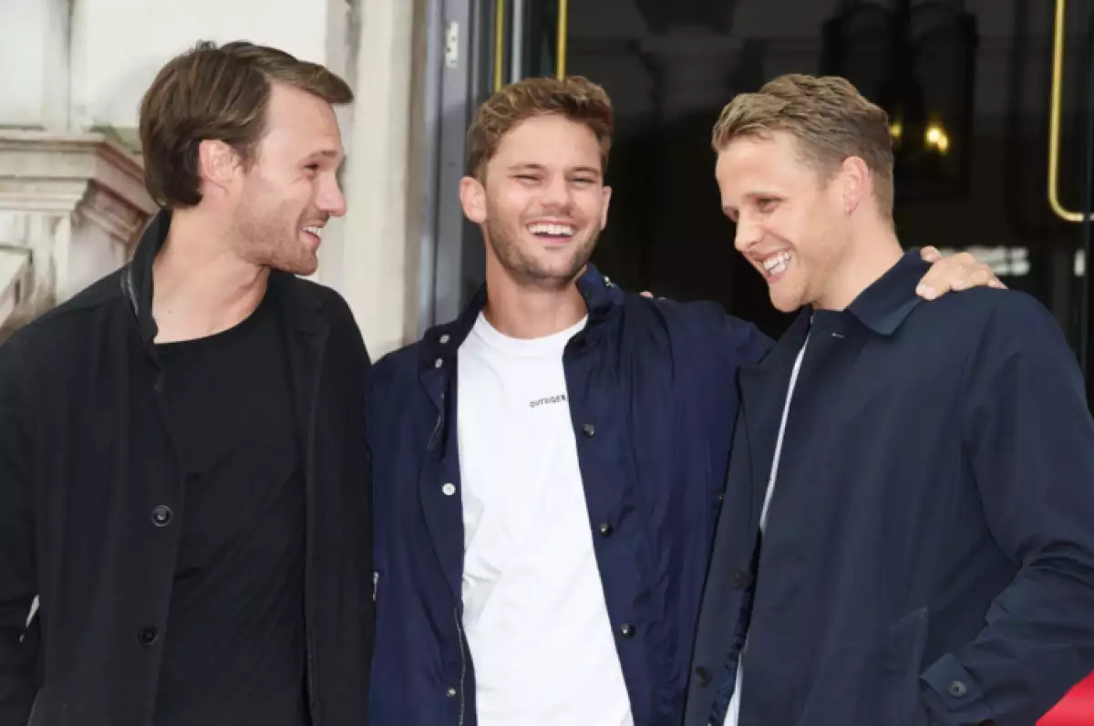 Hugh Skinner,Jeremy Irvine y Josh Dylan