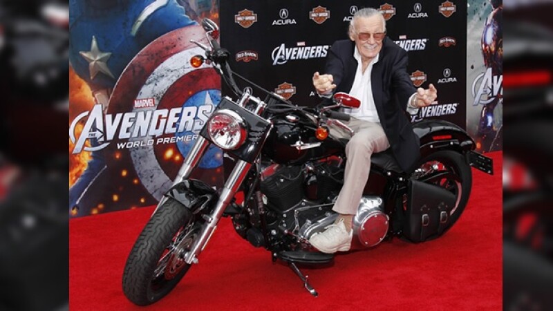 stan lee posa en una moto