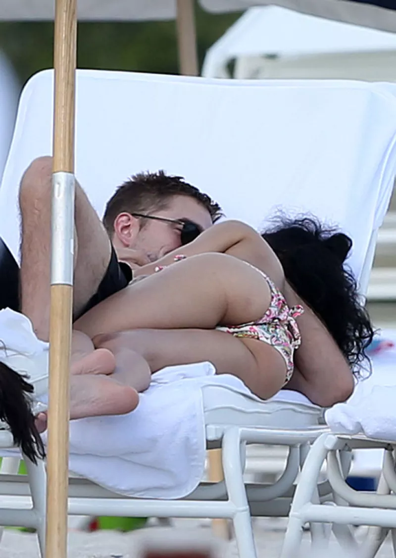 La pareja, más romántica que nunca, se asolea y demuestra lo enamorada que está entre risas, abrazos y besos.