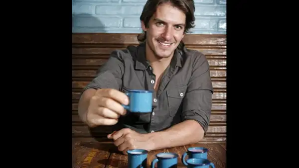 Citamos al empresario en una mezcalería de la ciudad, perfecto escenario para que se abriera sobre su vida amorosa, sus sueños de ser padre y las anécdotas más divertidas que tiene para recordar.