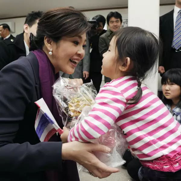 La primera ministra de Tailandia entrega regalo a niña en refugio